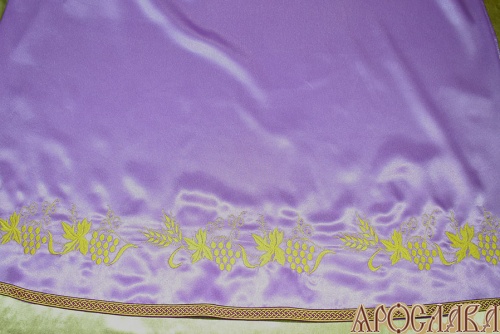 АРТ586. Подризник вышитый рисунок Виноград уменьшенный. Цвет ткани фиолетовый. По низу цветной галун
