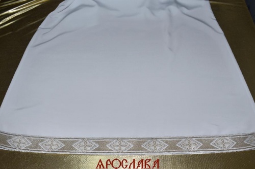 АРТ1491. Подризник с отделкой цветным галуном рисунок Ромб (белый с серебром). Ширина галуна 6см.