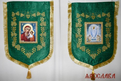 АРТ2833. Хоругви детские, вышивка рисунок Виноградная лоза,иконы оргалит с одной стороны. Размер 65см*45см