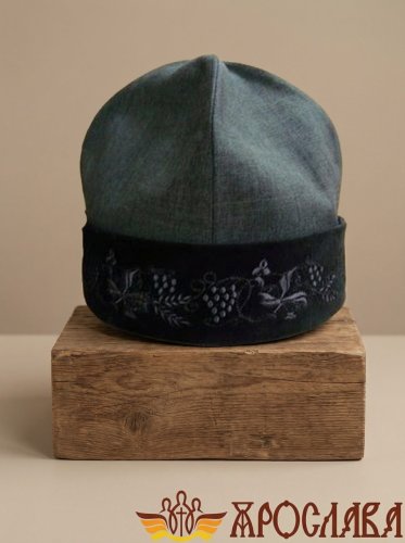 АРТ355. Скуфия русская, демисезонная. Ткань меланж. Отворот черный бархат, с вышивкой Виноградная лоза.